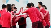 Senda gurau tetap terlihat dalam latihan Barcelona. Tampak bek tengah Jeison Murillo ditepuk-tepuk oleh rekan-rekannya. REUTERS/Albert Gea)