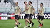 Sejumlah pemain Ajax Amsterdam, Dani de Wit dan Matthijs de Ligt, mengangkat gawang pada uji coba lapangan Stadion Allianz jelang lawan Juventus.(REUTERS/Massimo Pinca)