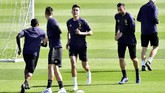 Para pemain Juventus menjalani latihan jelang melawan Ajax Amsterdam pada leg kedua perempat final Liga Champions. (REUTERS/Massimo Pinca)