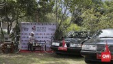 Salah satu sudut di TPS terdapat tempat untuk warga untuk bersantai dan berfoto dengan properti lawas, Selasa (16/4). CNN Indonesia/Andry Novelino