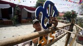 Warga secara swadaya membuat tempat pemungutan suara (TPS) di Kampoeng Pemilu Nusantara, Depok, Jawa Barat, Selasa (16/4). Menjelang pencoblosan, panitia dan warga membuat TPS bernuansa kampung nusantara yang bertujuan untuk mengajak masyarakat agar tertarik menggunakan hak pilih. ANTARA FOTO/Yulius Satria Wijaya