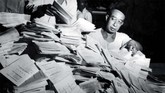 Sebab, pada 5 Juli 1959, Presiden Soekarno mengeluarkan Dekrit Presiden yang membubarkan konstituante dan kembali ke UUD 1945 karena tak kunjung membuahkan UUD baru. Presiden juga membubarkan DPR haril Pemilu pada 4 Juni 1960. (ANRI)