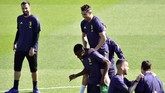 Cristiano Ronaldo bersenang-senang dengan Blaise Matuidi pada latihan terakhir di Vinovo, Senin (15/4), jelang Juventus vs Ajax Amsterdam. (REUTERS/Massimo Pinca)
