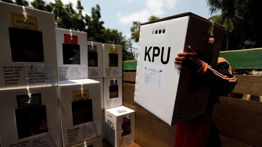 Seorang pekerja memuat bahan pemilihan ke dalam truk untuk didistribusikan ke tempat pemungutan suara dari sebuah gudang di Jakarta, Indonesia, 16 April 2019. (REUTERS / Willy Kurniawan)