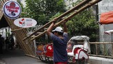 Petugas menyelesaikan dekorasi Tempat Pemungutan Suara (TPS) unik untuk pelaksanaan Pemilu 2019 di Kampung Cinderejo, Solo, Jawa Tengah, Selasa (16/4). TPS dengan tema Nyoblos di Becak tersebut untuk meningkatkan partisipasi pemilih pada Pemilu 17 April 2019 mendatang. ANTARA FOTO/Maulana Surya