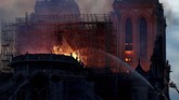 Akibat api yang cepat menjalar, atap gereja berbahan kayu yang berusia 850 tahun itu tidak berhasil diselamatkan. (REUTERS/Benoit Tessier)