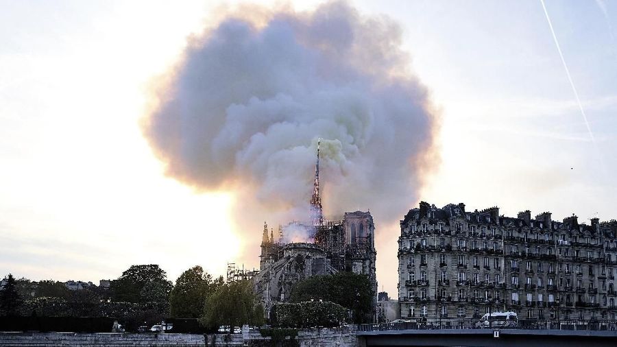 Presiden Rusia, Vladimir Putin, mengatakan masyarakat negaranya sangat berduka atas kebakaran yang melahap katedral Notre-Dame di Paris, Prancis, Senin.