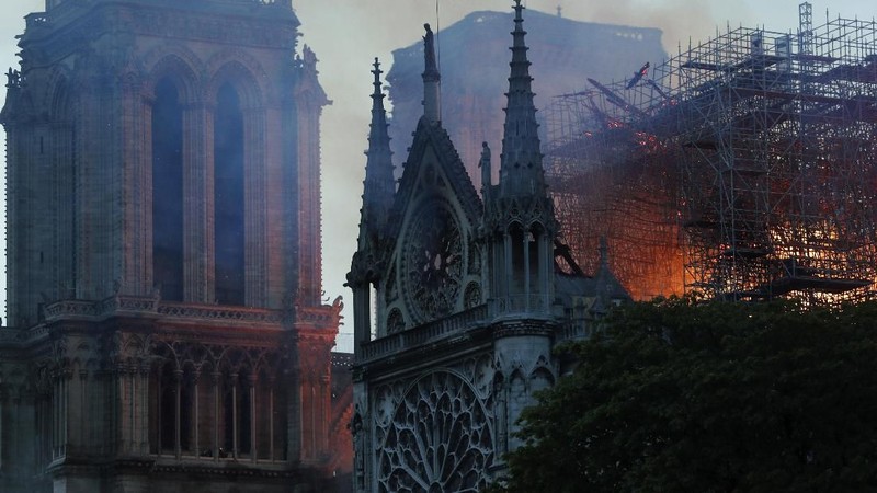 Kebakaran hebat melanda Katedral Norte-Dame di Paris, Prancis, Senin (15/4/2019) waktu setempat.