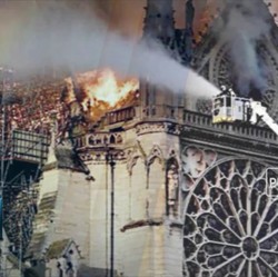 Kebakaran Dahsyat Runtuhkan Menara & Atap Katedral Notre-Dame