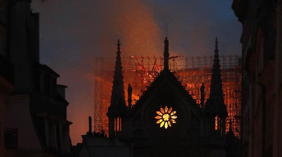 Presiden Prancis Emmanuel Macron, Selasa (16/4/2019), berjanji akan membangun kembali katedral bersejarah Notre-Dame yang hangus dilalap api Senin.
