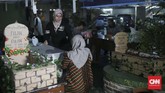 Ornamen makam menjadi daya tarik tersendiri untuk warga yang Alan datang memilih di TPS 073, Gunung Balong 1, Lebak Bulus. Jakarta Selatan. CNN Indonesia/Andry Novelino