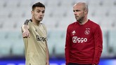 Pelatih Ajax Amsterdam Erik ten Hag berbicara dengan Dusan Tadic di sela latihan terakhir jelang melawan Juventus. (REUTERS/Massimo Pinca)