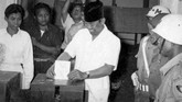 Presiden Sukarno sebagai kepala negara ikut memberikan hak pilihnya dalam pemilihan anggota Konstituante tanggal 15 Desember 1955. Presiden Sukarno memasukkan surat suara di TPS Kementerian Penerangan di Jalan Medan Merdeka Barat No. 9 Jakarta. (Sumber: ANRI)