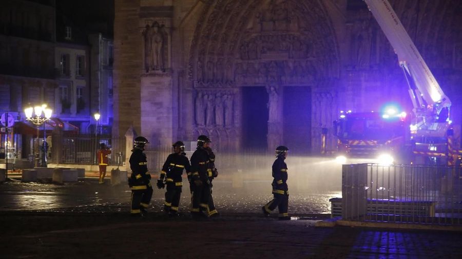 Kebakaran hebat melanda Katedral Norte-Dame di Paris, Prancis, Senin (15/4/2019) waktu setempat.
