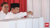 Di tempat lain, calon Presiden nomor urut 02 Prabowo Subianto menggunakan hak pilihnya di TPS 041, Kampung Curug, Desa Bojong Koneng, Babakan Madang, Bogor, Jawa Barat, Rabu (17/4/2019). (CNN Indonesia/Andry Novelino)