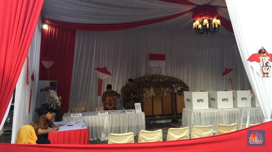 Suasana TPS 02 Kebayoran Baru tempat Sandiaga Uno mencoblos.