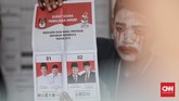 Perhitungan surat suara di TPS 073, Gunung Balong 1, Kelurahan Lebak Bulus dimenangkan oleh paslon Capres-Cawapres 02 Prabowo Subianto-Sandiaga Uno dengan total suara 135, Selisih 5 suara dari Paslon Capres-Cawapres 01 Joko Widodo-Ma’ruf Amin dengan total suara 105. (CNN Indonesia/Andry Novelino)