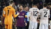 Lionel Messi bersalaman dengan David de Gea usai Barcelona mengalahkan Manchester United. De Gea menjadi korban keajaiban Messi di Camp Nou. (LLUIS GENE / AFP)