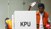 Tak terkecuali para tahanan dan napi. Tampak tersangka kasus suap proyek PLTU Riau-1, Idrus Marham TPS 12 Cabang Guntur, Rumah Tahanan (Rutan) KPK tengah memberikan suara. (CNN Indonesia/Hesti Rika)