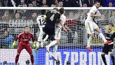 Matthijs de Ligt berhasil menanduk bola ke gawang Juventus meskipun berada dalam himpitan Daniele Rugani dan Alex Sandro. (REUTERS/Massimo Pinca)
