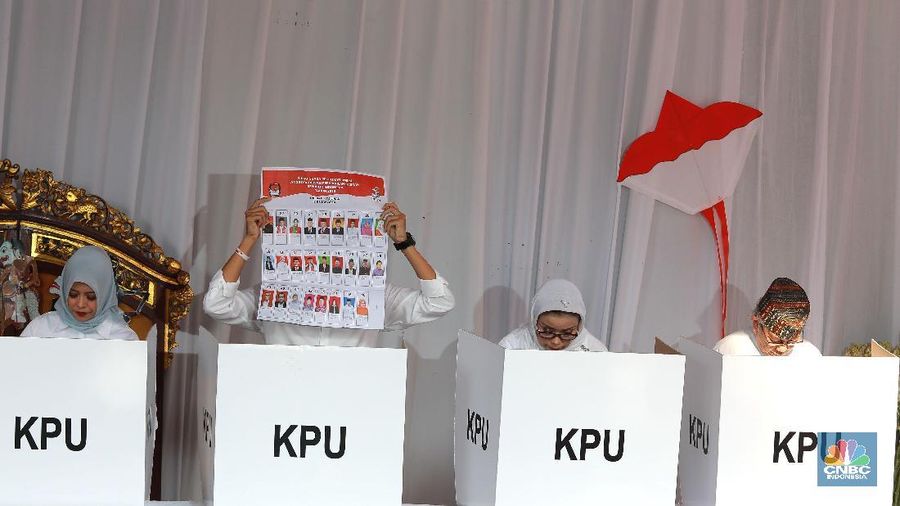 Masyarakat masih harus bersabar menanti siapa pemimpin baru Indonesia setidaknya hingga pengumuman resmi dari Komisi Pemilihan Umum (KPU).