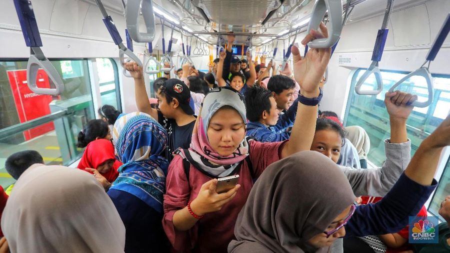 Stasiun MRT Bundaran HI padat, sebagian besar warga memanfaatkan hari libur usai mencoblos menggunakan transpotasi MRT.