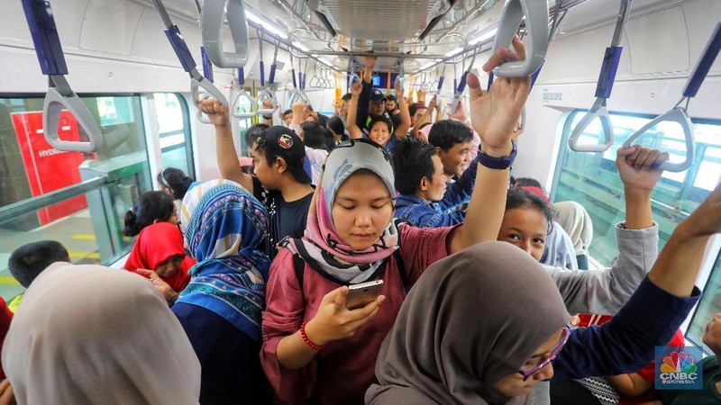 Stasiun MRT Bundaran HI padat, sebagian besar warga memanfaatkan hari libur usai mencoblos menggunakan transpotasi MRT.