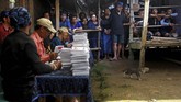 Warga Baduy Luar pun tak ketinggalan ikut memeriahkan pesta demokrasi ini, mereka antre menunggu panggilan untuk melakukan pencoblosan Pemilu 2019 di TPS 01 di Desa Kanekes, Lebak, Banten, Rabu (17/4/2019). (ANTARA FOTO/ Dziki Oktomauliyadi)
