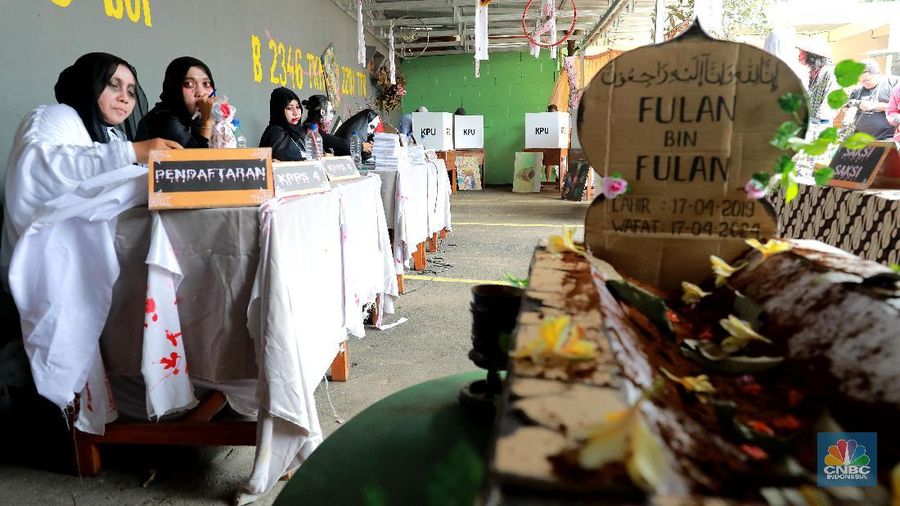 Anggota kelompok penyelenggara pemungutan suara (KPPS) TPS 073 menggunakan kostum bernuansa horor di lebak bulus Jakarta. Rabu (17/4). (CNBC indonesia/Muhammad Sabki)