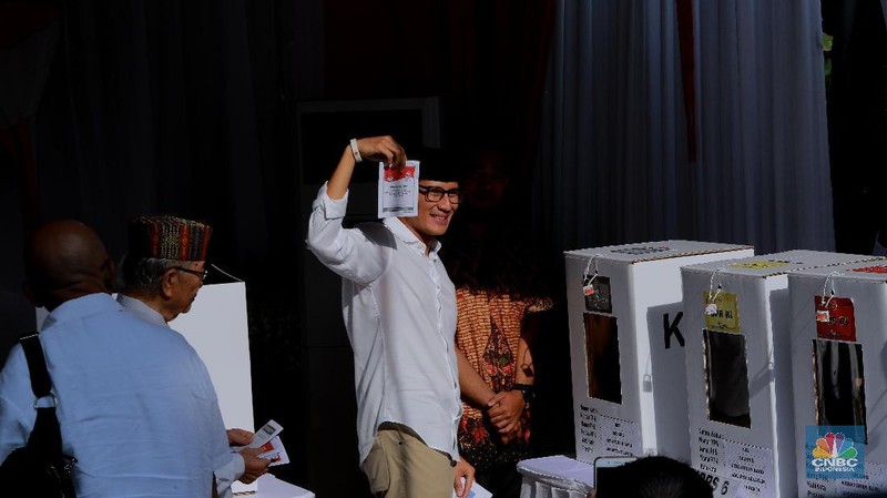 Cawapres Sandiaga Salahuddin Uno didampingi istri Nurasiah tiba di Tempat Pemungutan Suara (TPS) 02 Kelurahan Selong Kebayoran baru.