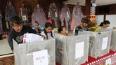 Tema super hero karya Marvel diambil oleh suatu TPS di Bali. Para pemilih pun seolah 'diawasi' oleh karakter-karakter Avengers ketika menggunakan hak suara. (AP Photo/Firdia Lisnawati)