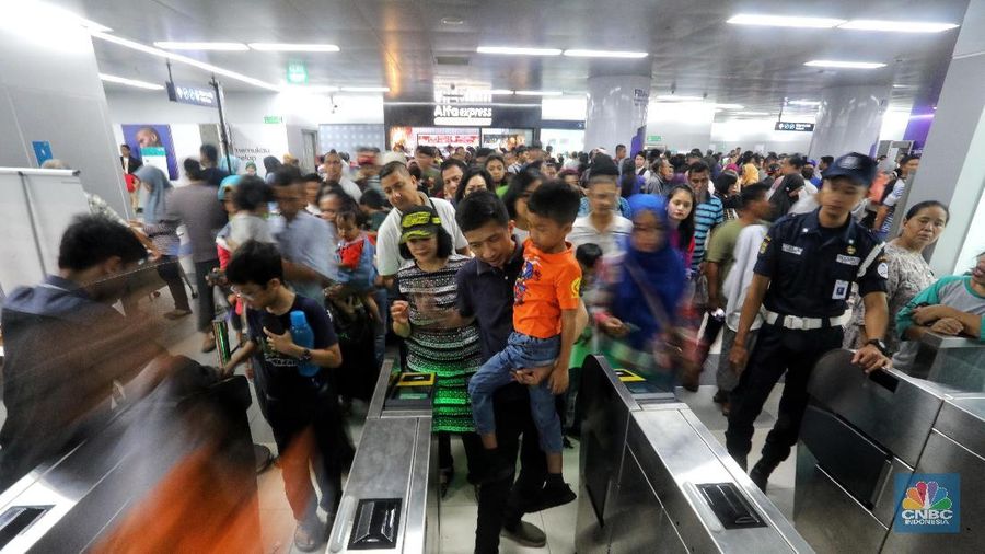 Stasiun MRT Bundaran HI padat, sebagian besar warga memanfaatkan hari libur usai mencoblos menggunakan transpotasi MRT.