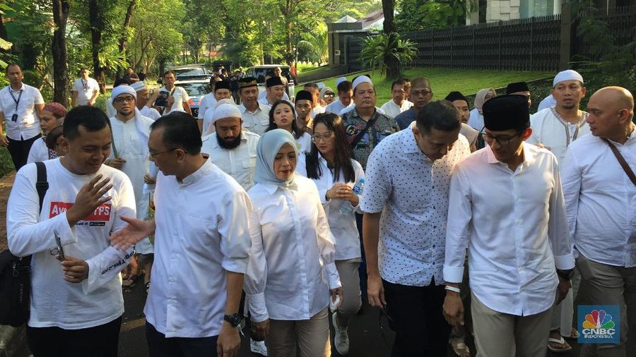 Calon Wakil Presiden nomor urut 02 Sandiaga Uno tiba di TPS 02 di Selong, Kebayoran Baru, Jakarta Selatan pukul 07.30 WIB, Rabu (17/4/2019).