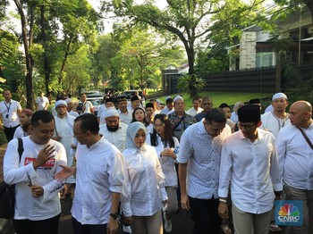 Mau Nyoblos, Sandi Datang ke TPS Bawa Rombongan