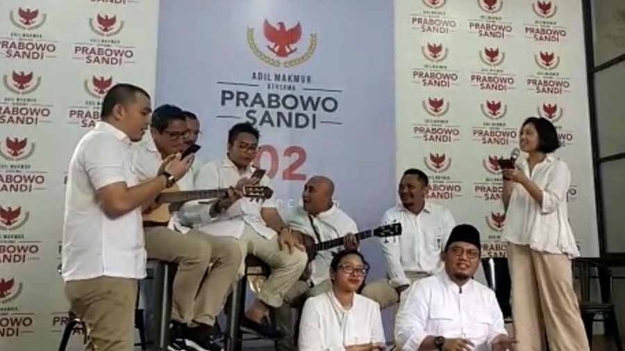 Sembari menunggu quick count, calon wakil presiden 02 Sandiaga Uno bermain gitar untuk hibur wartawan