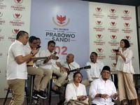 Tunggu Quick Count, Sandiaga Main Gitar Hibur Wartawan