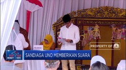 Gunakan Hak Pilihnya, Seperti Ini Gaya Sandiaga & Istri