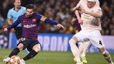 Momen keajaiban ketiga terjadi saat injury time babak pertama berjalan dua menit. Lionel Messi membuat bek Manchester United Phil Jones kocar-kacir dengan menggocek hingga tiga kali dalam satu kali giring bola. (Josep LAGO / AFP)