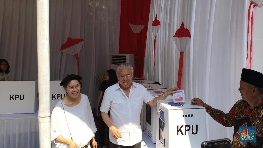 Menteri Enggartiasto mencoblos di TPS 02 Selong, Kebayoran Baru, Jakarta Selatan.