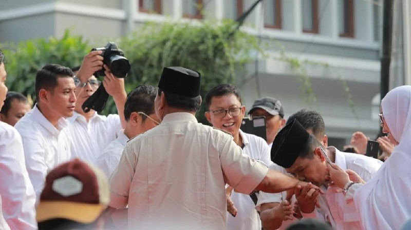 Dalam konferensi pers tersebut, Prabowo mengumumkan klaim sudah menang dengan perolehan suara 62%.