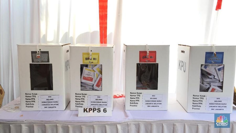 Usai mencoblos, Menhub juga sempat berburu diskon kuliner bersama sejumlah kerabat di Rumah Makan Batik Kuring.