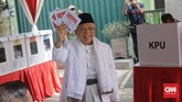 Sementara itu, Calon Wakil Presiden nomor urut 01 Ma'ruf Amin menggunakan hak suaranya pada Pilpres 2019 di TPS 02, Kebayoran Baru, Jakarta, Rabu, 17 April 2019. (CNN Indonesia/Adhi Wicaksono)