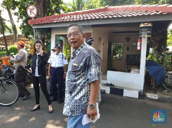 Gaya Santai Menko Darmin Nyoblos di Pemilu 2019
