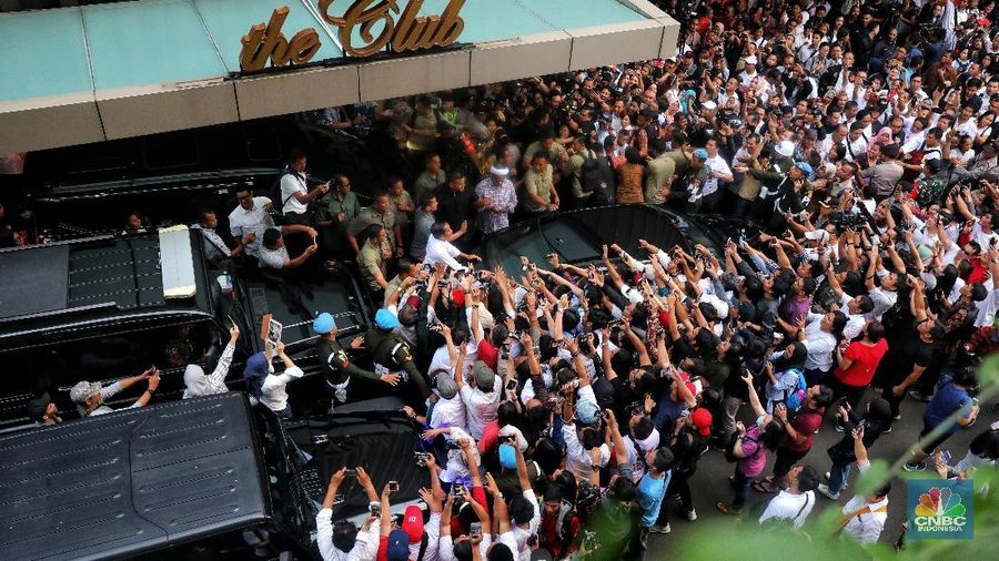 Suasana area luar Djakarta Theater dipenuhi oleh para pendukung Paslon 01 dan awak media saat Jokowi keluar usai pantau Quick Count.