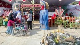 Suasana pencoblosan di tempat pemungutan suara (TPS) yang bertema Kampoeng Pemilu Nusantara di Depok, Jawa Barat. (ANTARA FOTO/Yulius Satria Wijaya)