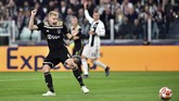 Keunggulan Juventus hanya bertahan enam menit, Donny van de Beek membobol gawang Juventus dengan tendangan dari dalam kotak penalti menaklukkan Wojciech Szczesny. (REUTERS/Massimo Pinca)