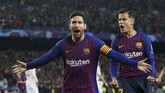 Lionel Messi merayakan gol pertama bersama Philippe Coutinho. Messi untuk kali pertama sejak 2013 berhasil mencetak gol di perempat final Liga Champions. (Reuters/Carl Recine)