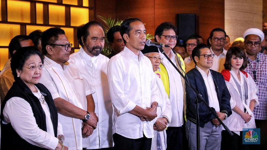 Suasana area luar Djakarta Theater dipenuhi oleh para pendukung Paslon 01 dan awak media saat Jokowi keluar usai pantau Quick Count.