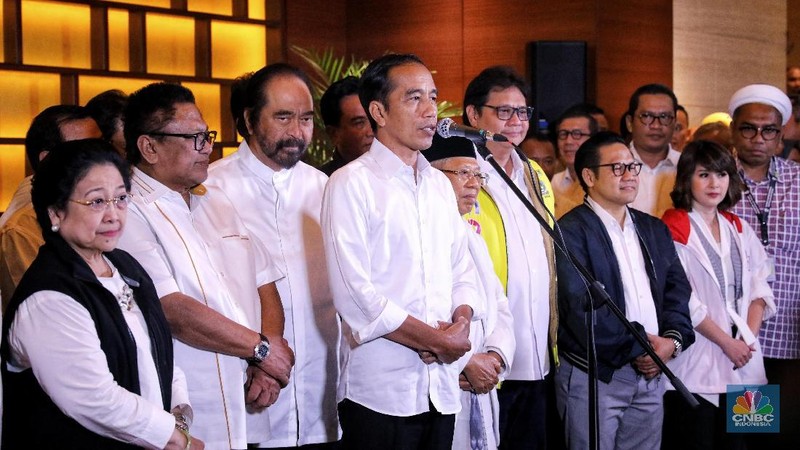 Suasana area luar Djakarta Theater dipenuhi oleh para pendukung Paslon 01 dan awak media saat Jokowi keluar usai pantau Quick Count.
