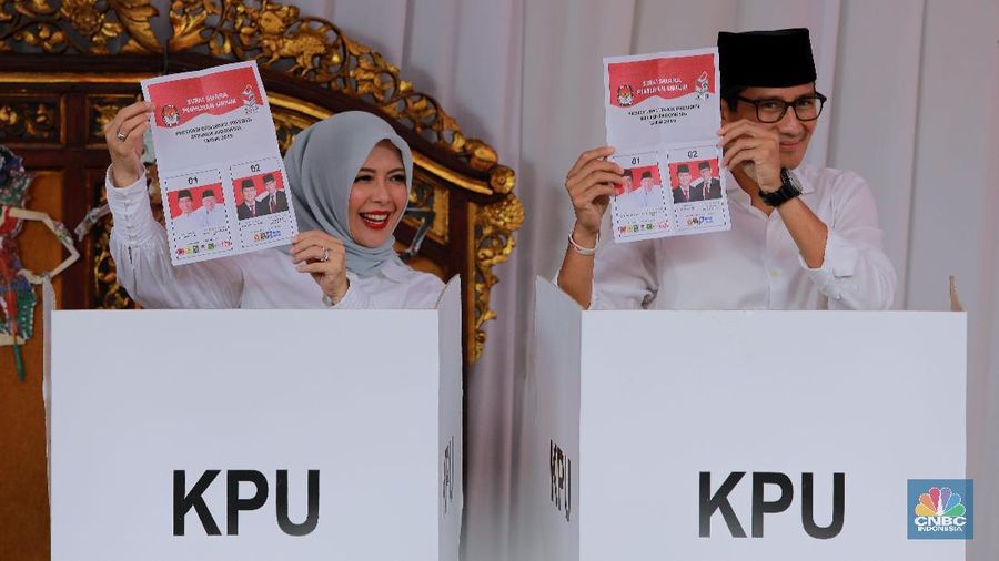 Cawapres Sandiaga Salahuddin Uno didampingi istri Nurasiah tiba di Tempat Pemungutan Suara (TPS) 02 Kelurahan Selong Kebayoran baru.